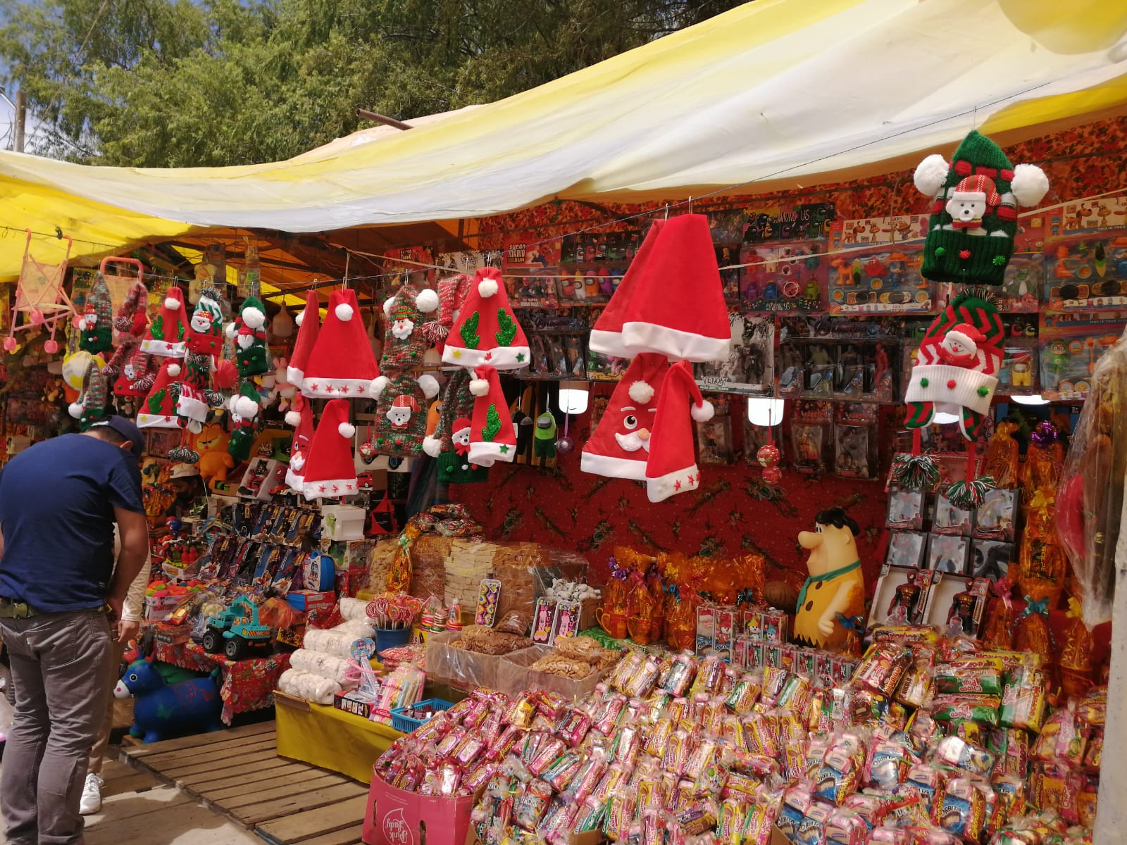 Inició la Feria más grande por temporada navideña en Loja