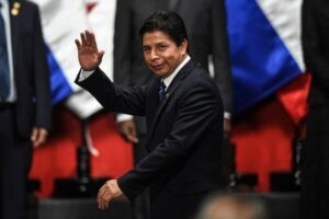 Peruanos en Loja sufren por la crisis política de su país