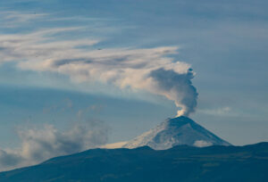 Volcán Cotopaxi emite columna de 1.300 metros de vapor y gases