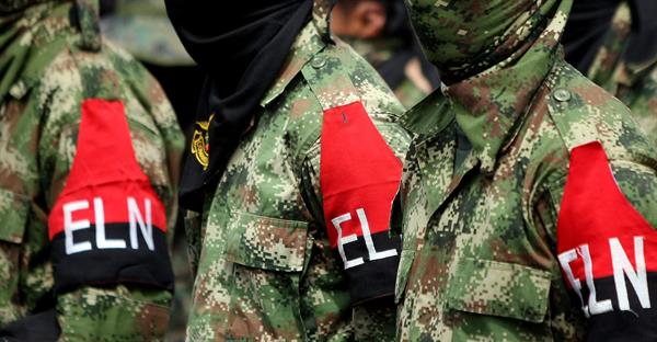 Fuerza. Vista de guerrilleros portando la insignia del Ejército de Liberación Nacional (ELN). EFE