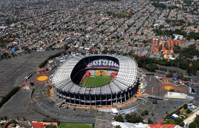 Fotografía de archivo del Estadio Azteca, en la Ciudad de México, que en 2026 se convertirá en el primer estadio que acogerá un Mundial por tercera vez. EFE