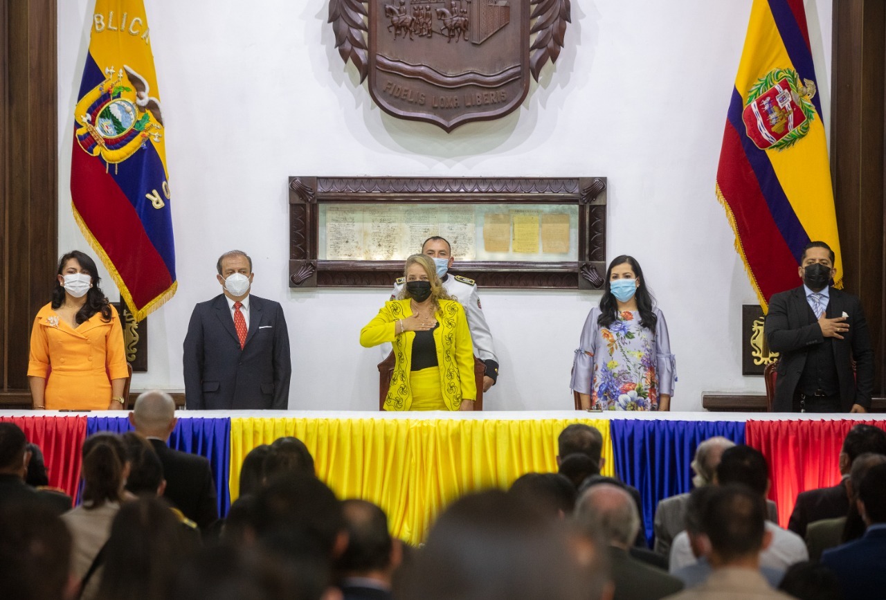 Sesión solemne de fundación llena de condecoraciones