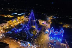 En Mira se decora el árbol navideño más grande de Ecuador
