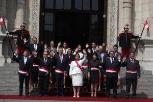 Nueva Presidenta de Perú nombra su primer gabinete