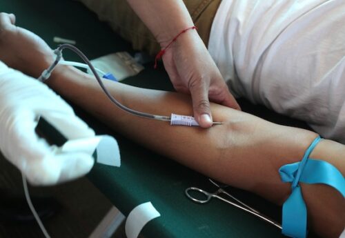 Extranjero gateaba sangrando malherido por la calle en la Letamendi