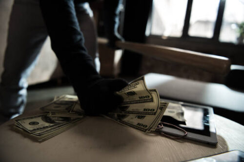 Más de 4 mil dólares entre dinero y ropa roban de una casa en Salasaca
