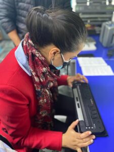 Universidad de Ibarra enseña Braille a personas de todo el mundo