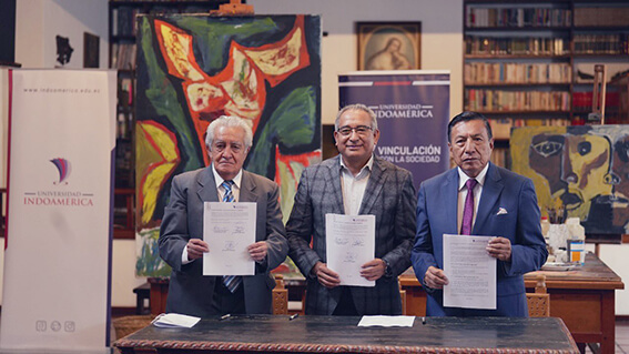 Las autoridades de la Universidad Indoamérica y Fundación Guayasamín firmaron el convenio de cooperación.