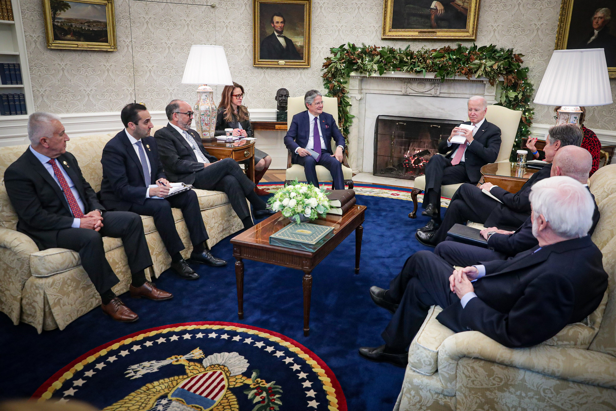CITA. El presidente Guillermo Lasso y su comitiva junto a Joe Biden, en la Oficina Oval.