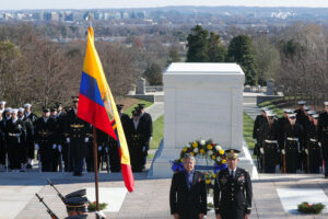 ACTO El presidente Guillermo Lasso colocó una ofrenda floral en la Tumba del Soldado Desconocido.