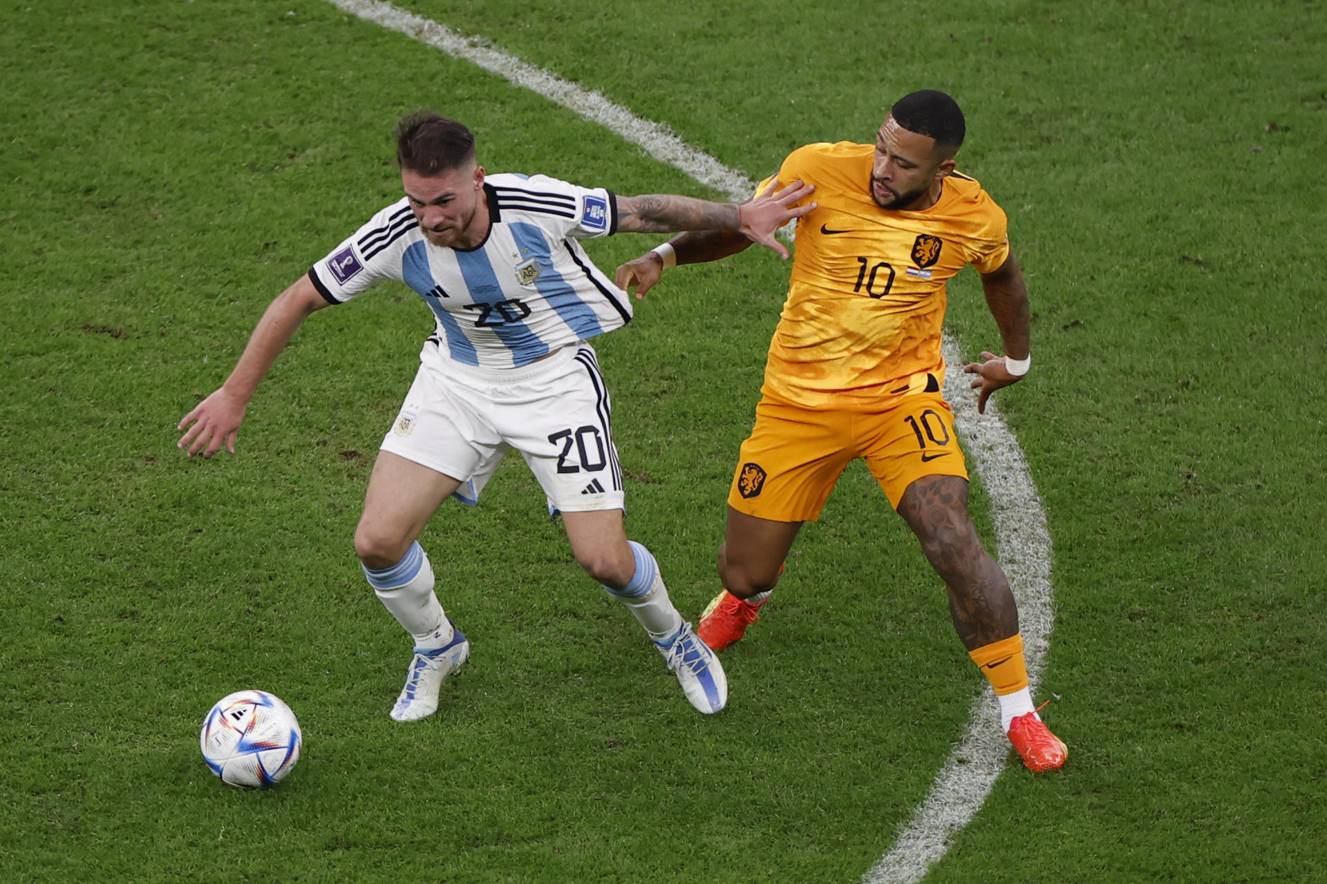 Desempeño. Alexis Mac Allister se adueñó del mediocampo argentino, tras empezar el Mundial en la banca.