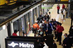 Dos jóvenes fueron hallados bebiendo licor y tocando la guitarra, en una estación del Metro de Quito