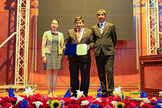 Galo Naranjo fue condecorado en reconocimiento a su gestión en la Asesec. Mary Cruz, vicerrectora académica de la UTA; Galo Naranjo, rector de la UTA y Edisson Viera, vicerrector administrativo muestran su satisfacción por el trabajo realizado.