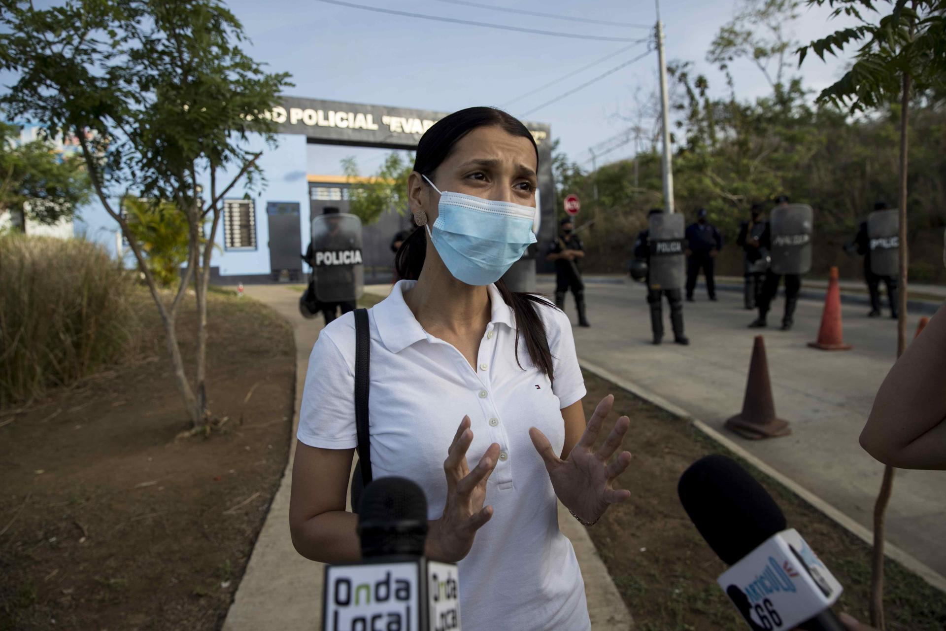 La hija de un periodista preso en Nicaragua se reúne con su padre 18 meses después
