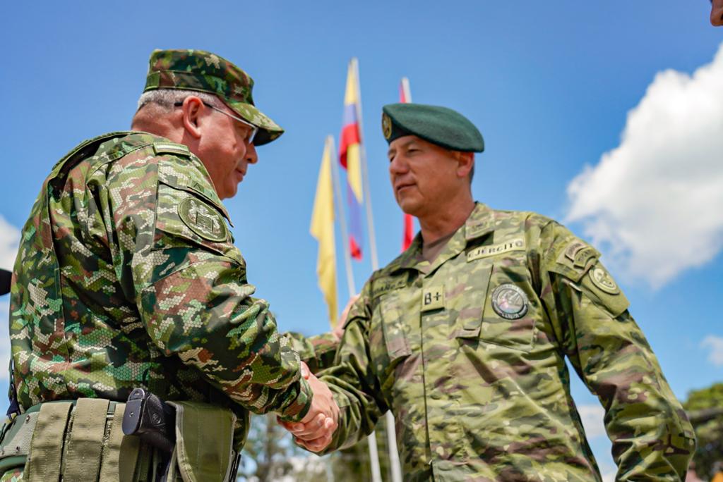 AUTORIDADES. Nelson Proaño, jefe del Comando Conjunto de Ecuador, saluda a su similar colombiano, Fernán Giraldo Bonilla.