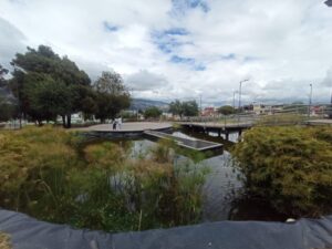 Basura y agua estancada en el parque de Las Flores en Ambato