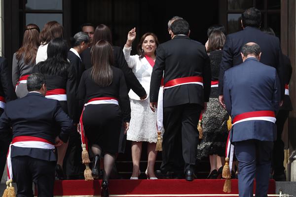 Figura. La presidenta de Perú, Dina Boluarte (c).
