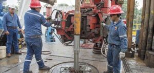 Producción petrolera cae en más de 56.000 barriles por fallas en el sistema eléctrico