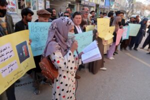 Los talibanes dispersan una protesta de mujeres en el oeste de Afganistán