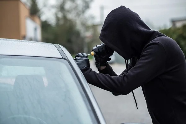 Los antisociales desmantelaron el auto del afectado.