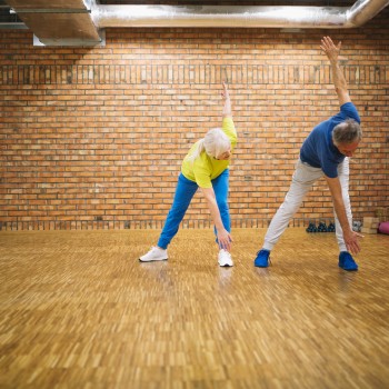 La bailoterapia ayuda a mejorar la salud física, mental y emocional.