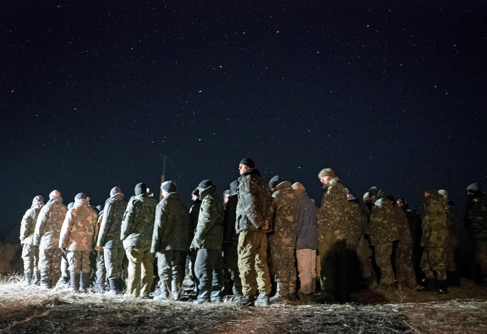Combates. Imagen de prisioneros ucranianos cerca de Lugansk, región controlada por las tropas rusas. (Foto: EFE)