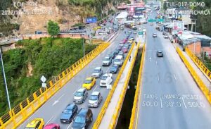 Flujo. Así lucía este fin de semana, pasadas las 17:00, el puente de Rumichaca, con congestión al regreso de Colombia a Ecuador, con carros de placa ecuatoriana. 
