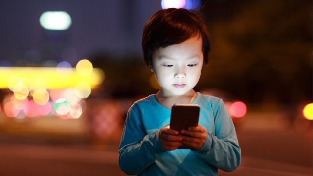¿Por qué no es buena idea usar dispositivos digitales para calmar a niños pequeños?