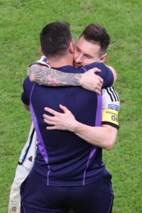 Lionel Messi abraza a Scaloni luego del triunfo ante Holanda. 