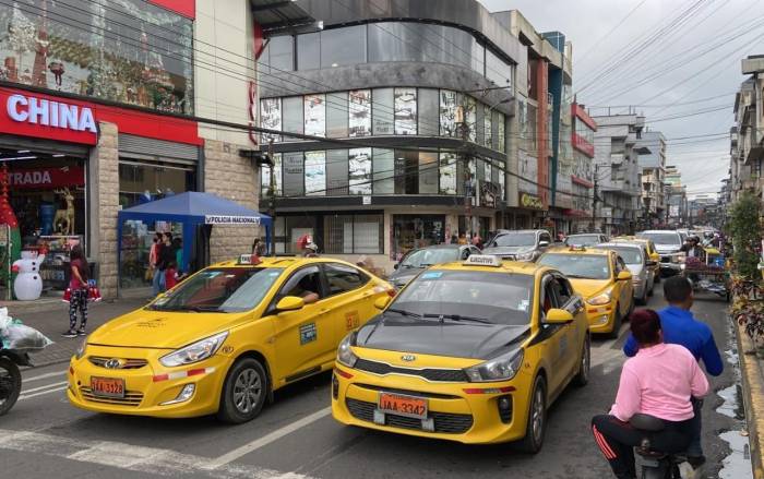 Actualidad. Las calles céntricas lucen congestionadas de vehículos por la época actual.