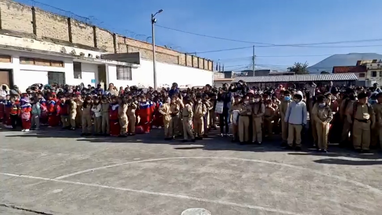 Vecinos. Las grandes paredes de la cárcel colindan con la unidad educativa.