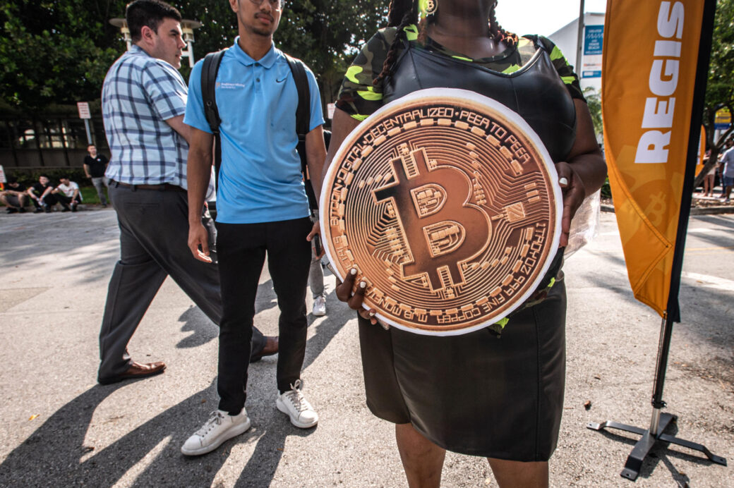 El Gobierno de El Salvador «parece redoblar la apuesta» por el bitcoin