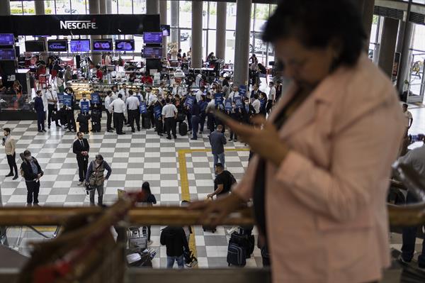 MEDIDA. Pilotos y otros trabajadores protestan en el Aeropuerto Congonhas, en Sao Paulo (Brasil). EFE