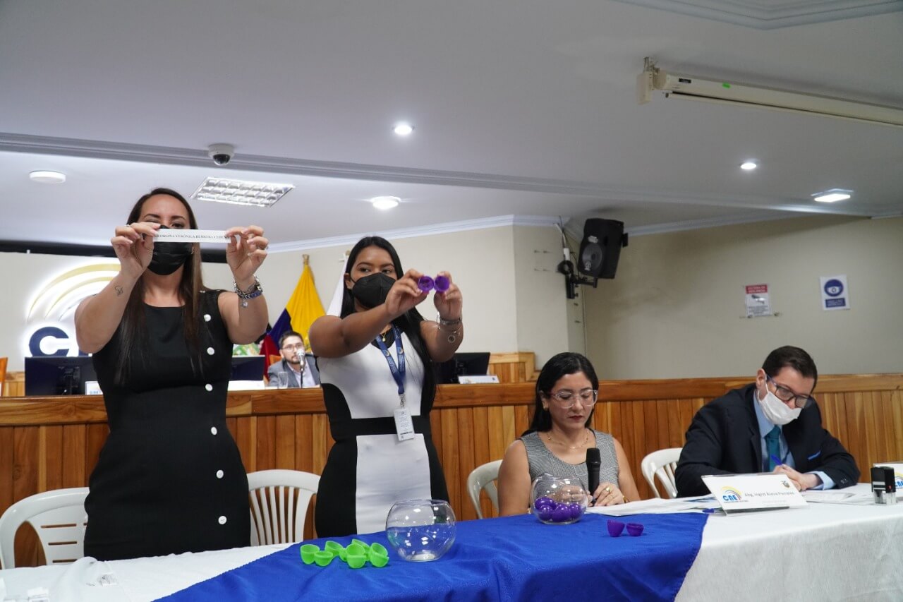 CNE Los Ríos efectuó sorteo público para definir participación de candidatos a prefectos y alcaldes en debates 2023