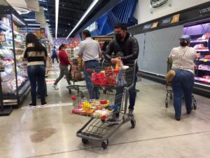 Ecuatorianos compraron menos en supermercados durante 2022 y utilizaron más crédito diferido