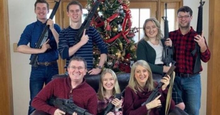 POLÉMICA. Familia del congresista Massie posa con armas.