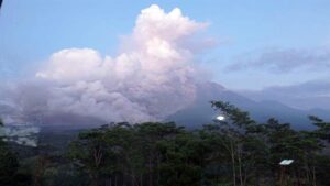 Alerta máxima y evacuaciones tras la erupción de un volcán en Indonesia