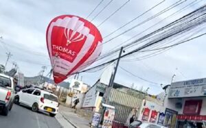 Globo aerostático cayó en cables y provocó un cortocircuito