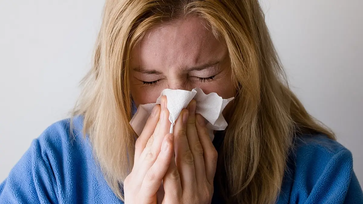 Si presentas síntomas de gripe o afecciones similares es mejor que no salgas. Si lo haces usa mascarilla.