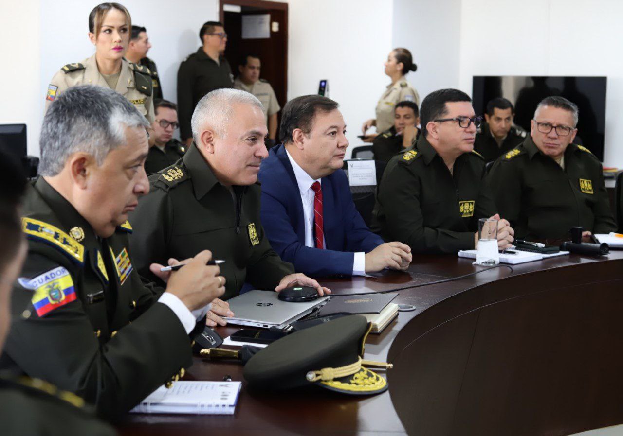 Planificación. Juan Zapata, ministro del Interior, junto a Fausto Salinas, comandante de la Policía, hablando sobre los informes de inteligencia.