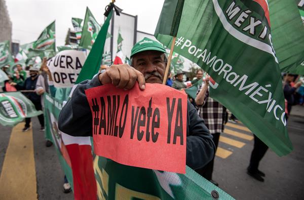 Personas convocadas por el movimiento Frente Nacional Ciudadano, (FRENA), participan en una marcha en la macroplaza de la ciudad de Monterrey, hoy en Nuevo León (México). EFE