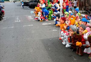 Feria de ventas de pirotecnia y monigotes se realiza en la calle Décima