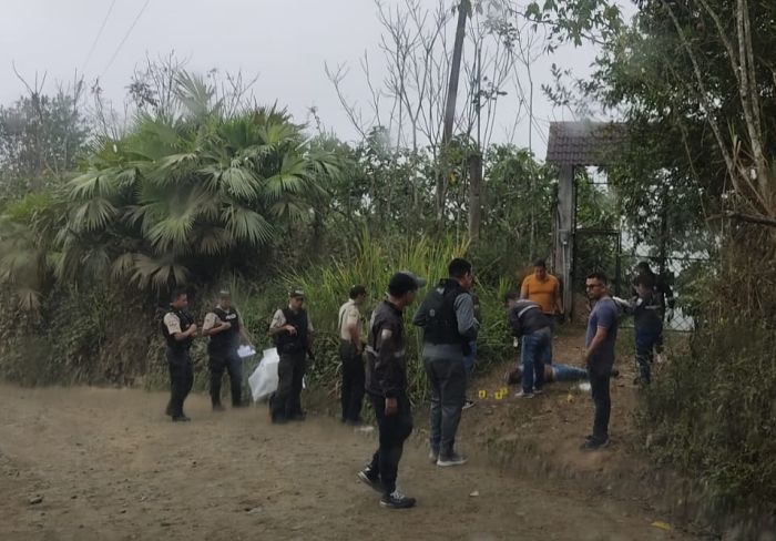 PROCEDIMIENTO. Agentes recabaron indicios balísticos alrededor del cadáver.