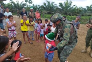 Juguetes y caramelos alegran a niños de frontera, en Navidad