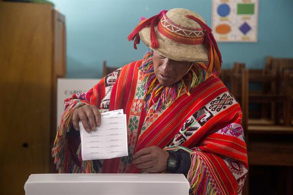 El Congreso de Perú rechaza el adelanto de las elecciones para diciembre de 2023