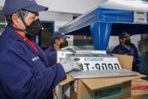Unidad de Matriculación entrega placas de vehículos en Ambato