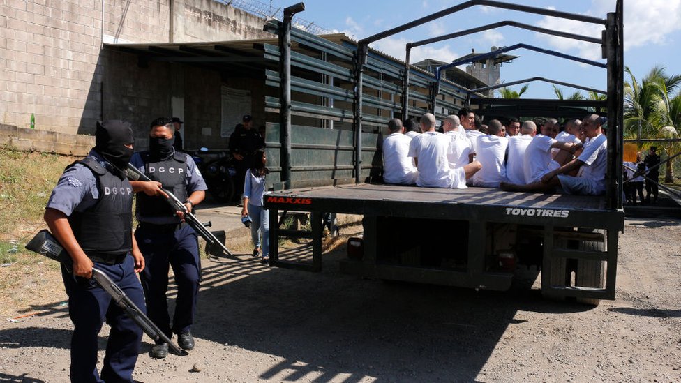 Bukele ordena a mas de mil soldados cercar un barrio de San Salvador para detener a pandilleros