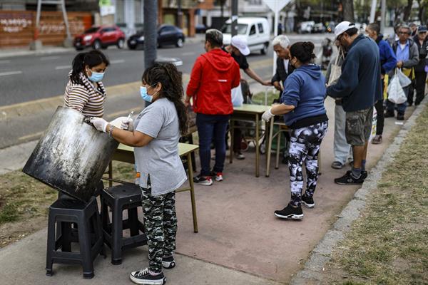 Pobreza. Personas en situación de calle en Buenos Aires (Argentina) reciben alimentos. EFE