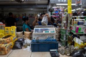 Venezolanos aceleran las compras navideñas para ‘ganarle’ a la devaluación