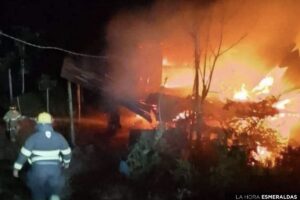 Incendio deja vivienda en escombros en Matanbal, Muisne